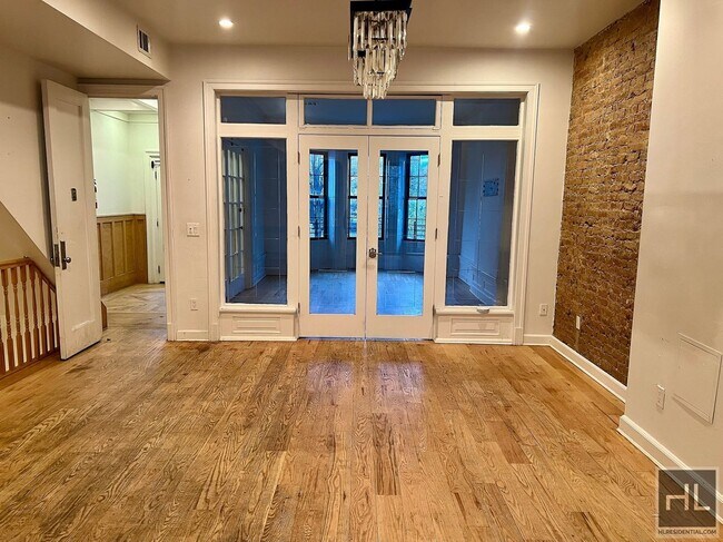 Photo - 4BR 3BA Historic Limestone Duplex In Crown... Apartamento Unidad A