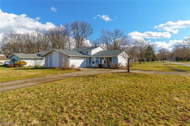 Building Photo - 8671 Ashwood Dr