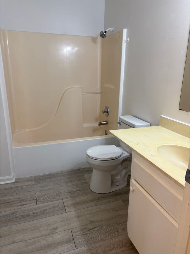 Photo - 2102 Clark St