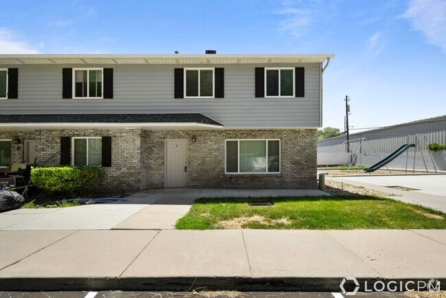 Building Photo - Stunning Row-End Townhome In Great Location!