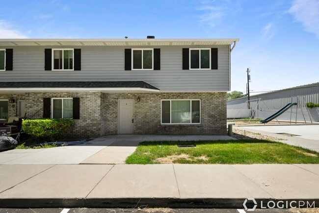 Stunning Row-End Townhome In Great Location! - Stunning Row-End Townhome In Great Location!