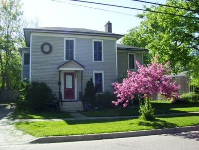 416 Oak St- 4/5 Bedroom Duplex near WMU Ca... - 416 Oak St- 4/5 Bedroom Duplex near WMU Ca... Casa Adosada