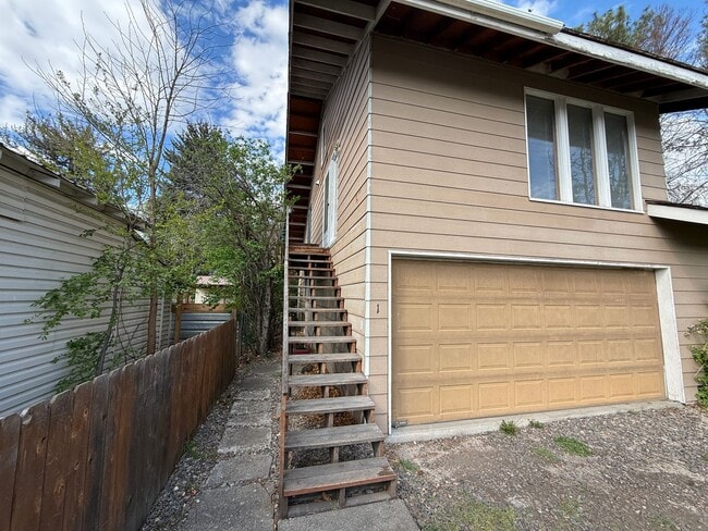 Building Photo - SCHEDULE A SHOWING TODAY TO VIEW THIS CHARMING APRATMENT IN PRINEVILLE!! Unit 1