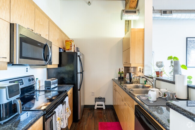 1BR, 1BA - 558SF - Kitchen