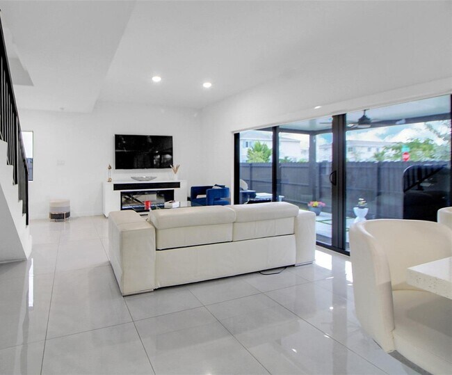 Photo - 320 NW 13th Ct