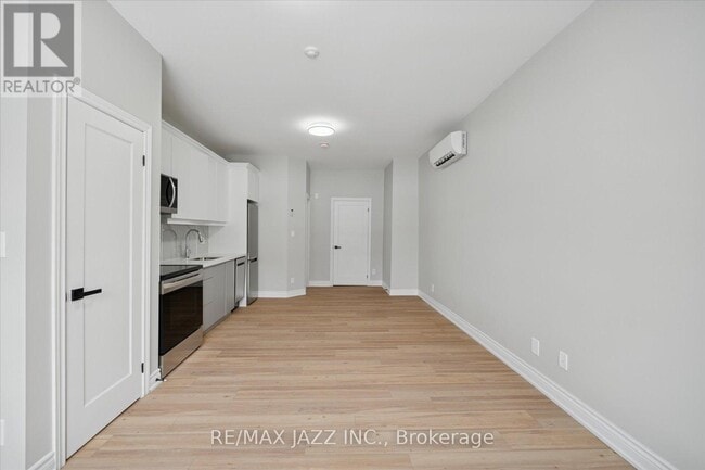 Photo - 251 Simcoe St S Unité 101