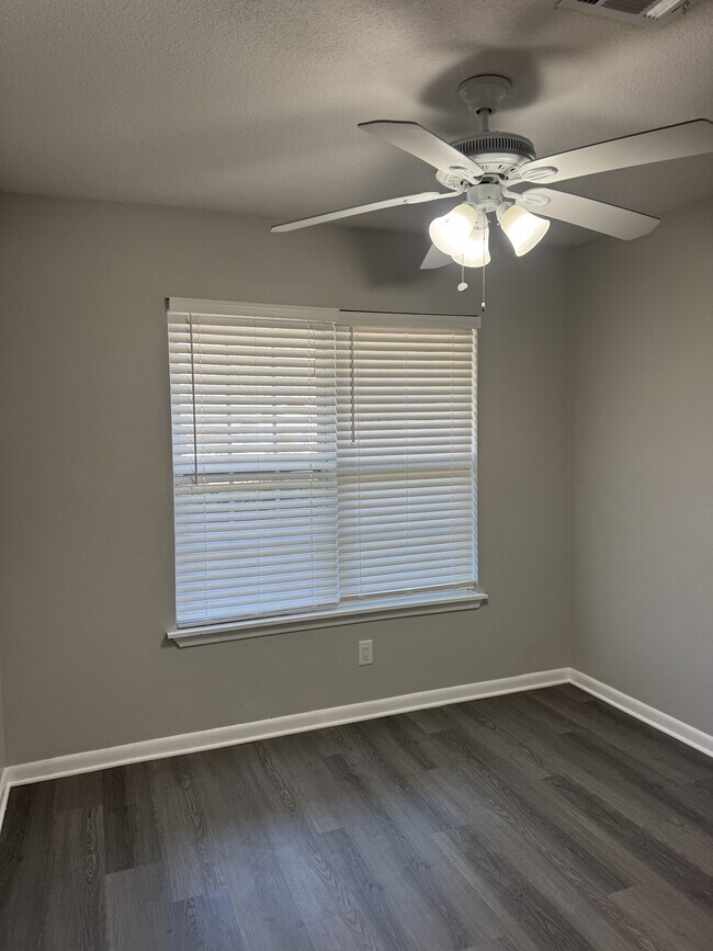 Photo - 915 Latil St