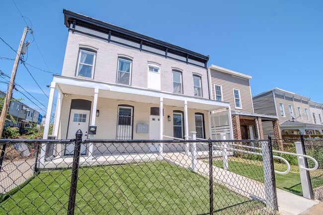 Building Photo - 1602 Cypress St Unit B