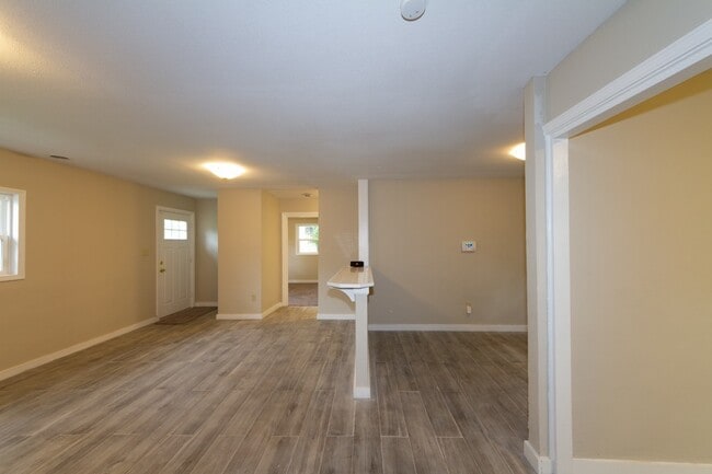 Building Photo - Completely remodeled 3 bed 1 bath home rea...