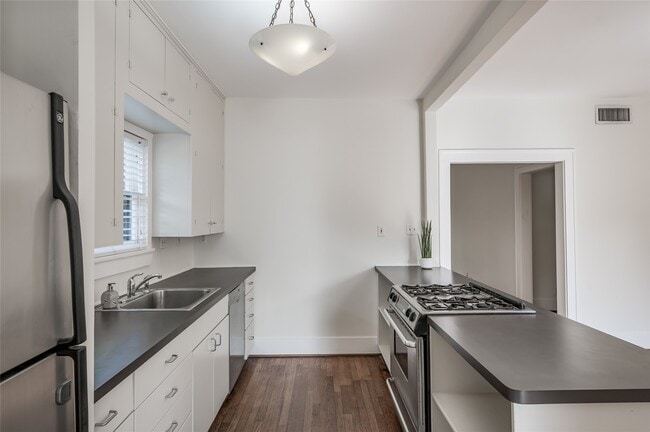 Photo - 1737 Albans Rd