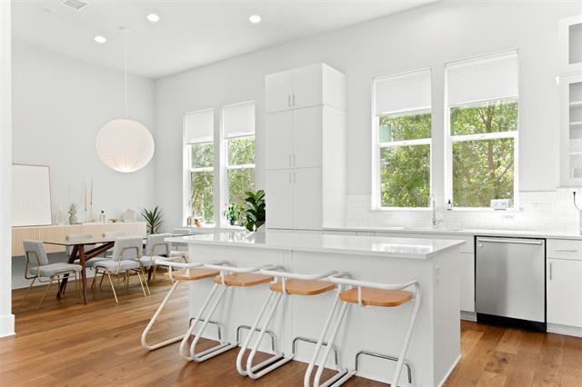 Building Photo - 381 E Greenbriar Ln