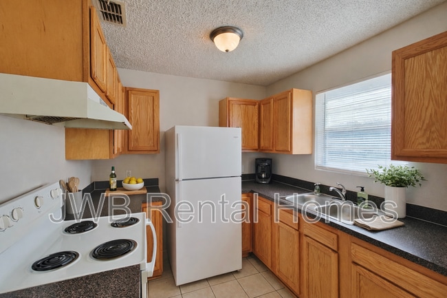 Photo - 1121 La Marche Dr