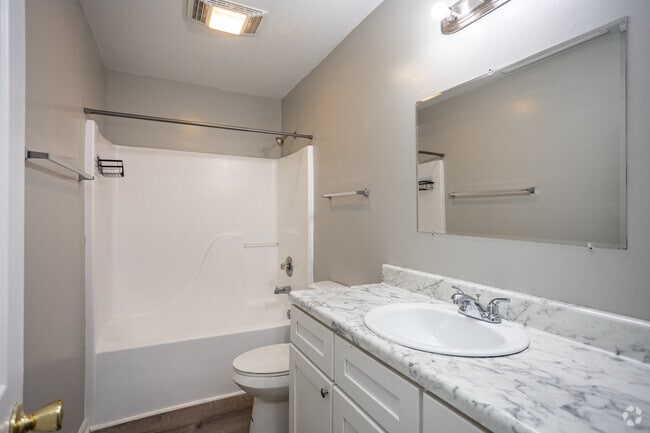 2 habitaciones, 1 baño - 900 pies cuadrados - Baño - The Village Apartments