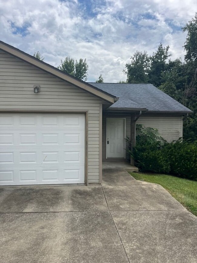 Building Photo - 3 bedroom, 2 bathroom duplex on Bloomingto... Rental