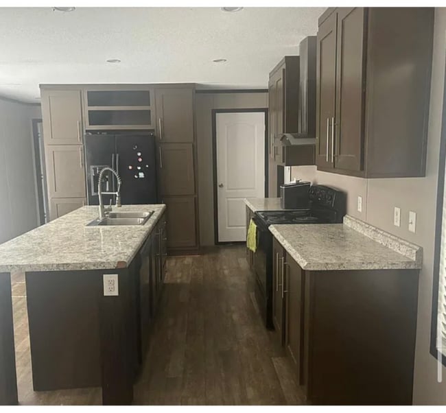 Photo - 911 Little Ln