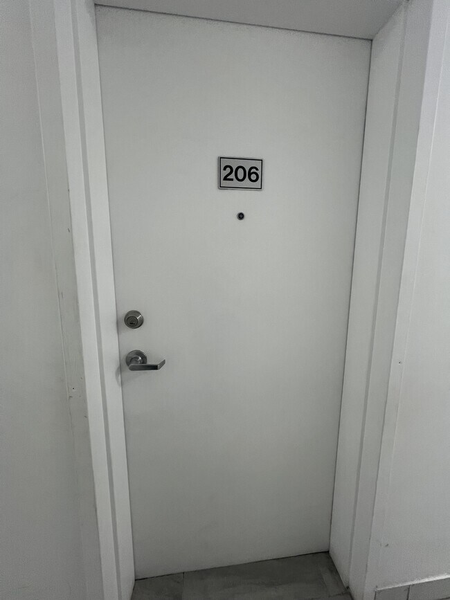 Building Photo - 630 Cummings Ave Unit 206