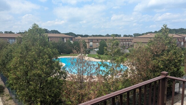 Building Photo - 1204 N Oaks Blvd Unit 1204 Rental