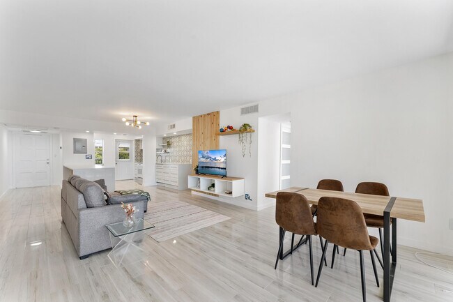 Photo - 3001 S Course Dr Unidad 502