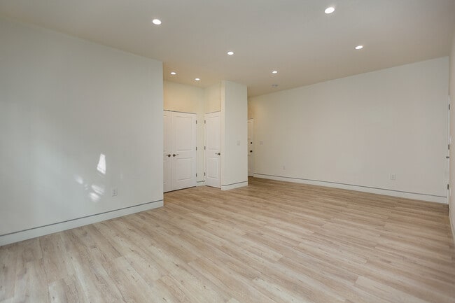 Photo - 7223-7229 Willoughby