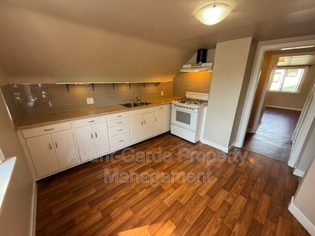 Building Photo - 12114-12102 102 St NW Unit Mezzanine