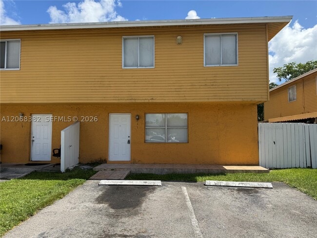 Building Photo - 11 NE 12th Ave Unit 11