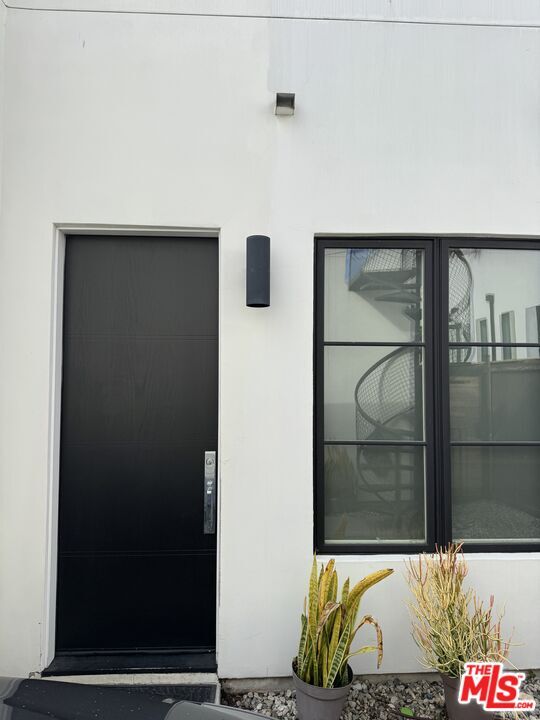 Building Photo - 1009 Palms Blvd