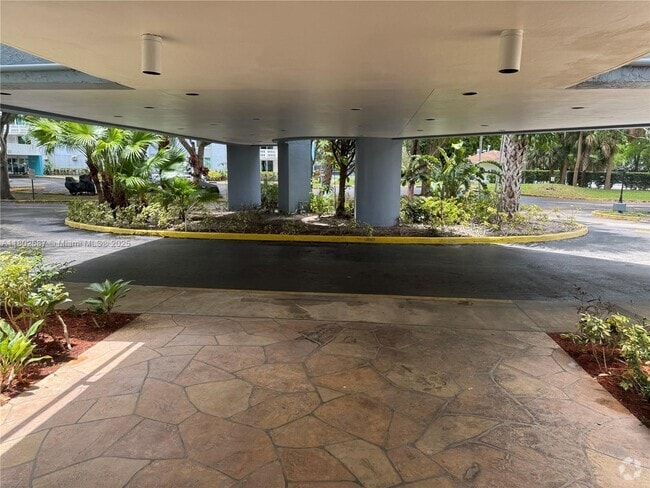 Building Photo - 901 Hillcrest Dr Unit 208 Rental