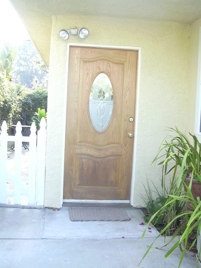 FRONT DOOR - 1319 Walgrove Ave Casa Unidad Back