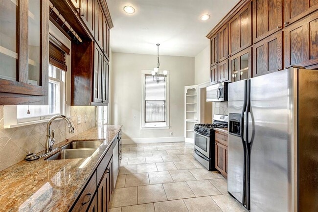 Building Photo - 306 Dennis St Unit #1