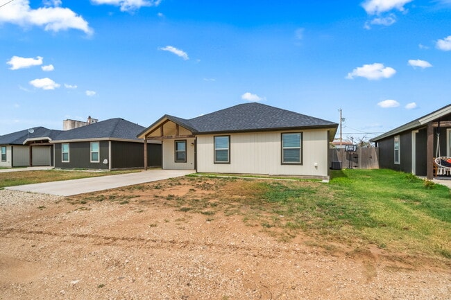 Photo - Modern 3/2 in Abernathy, TX