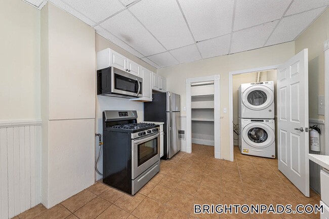 Building Photo - 44 Brackett St Unit 2 Rental