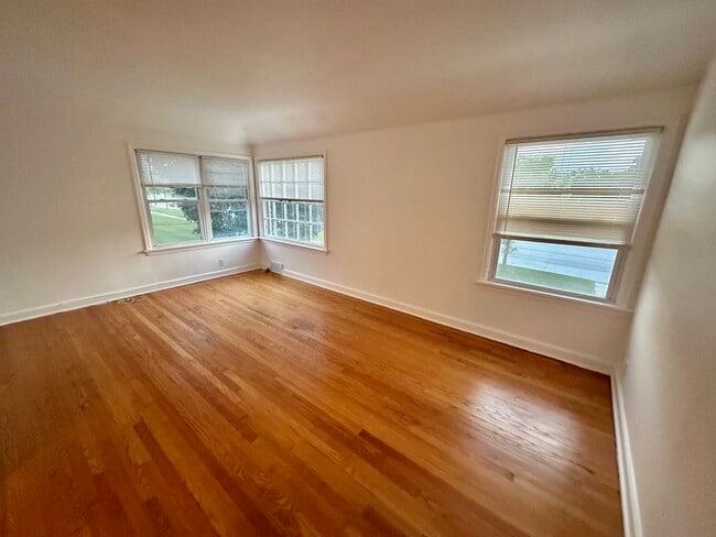 Photo - 4950 N Port Washington Rd Unidad 3