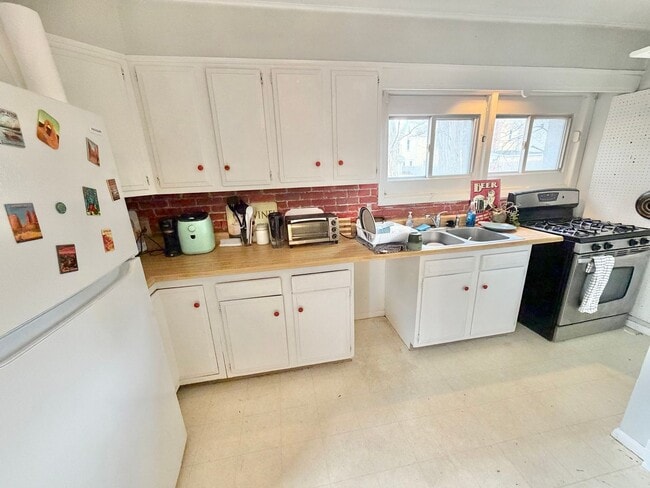 Photo - 3 Bedroom Apartment in Burlington VT Available 6/1! Unidad 2