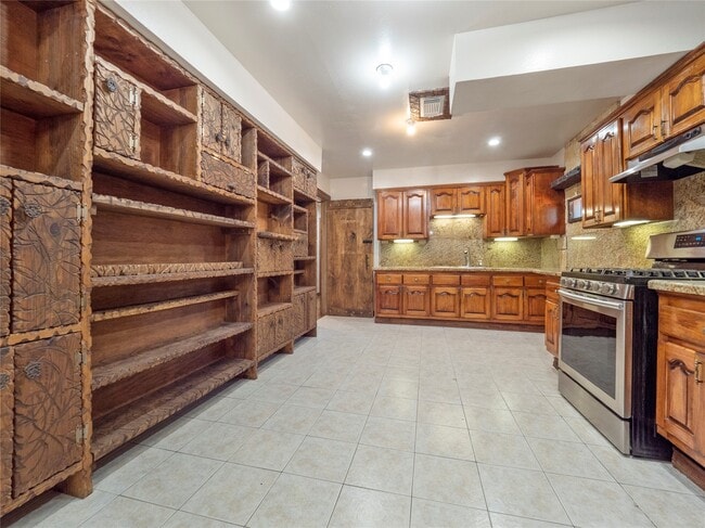 9607 Carousel Ln