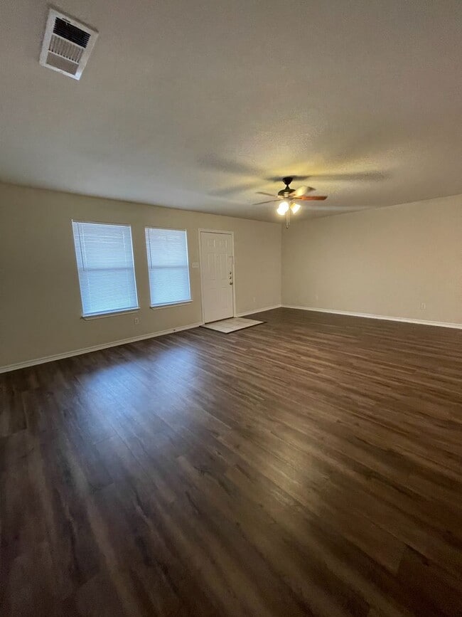 Photo - Beautiful home close to down town Granbury and Schools