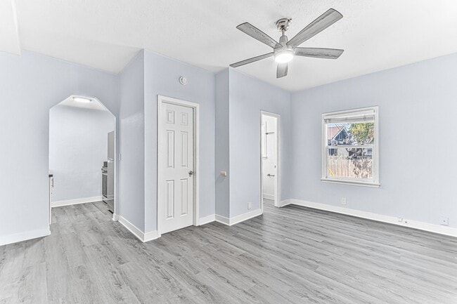 Photo - 1711 E Appleton St Unidad 16