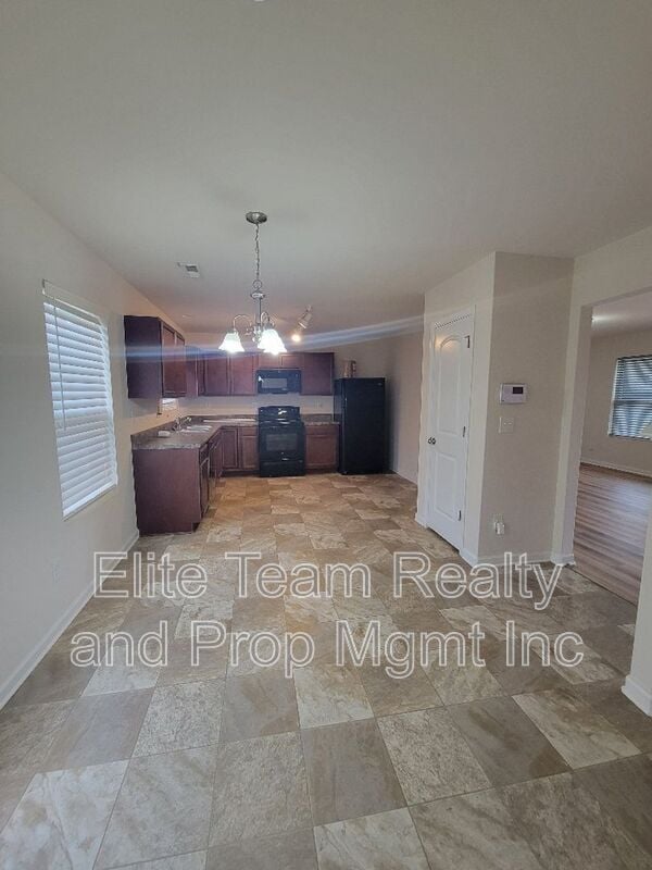 Photo - 5823 Hewitt Dr