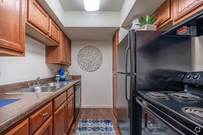 1BR, 1BA - 846SF - Kitchen - The Reserve at White Oak
