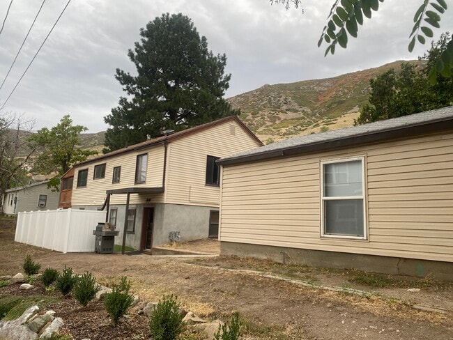 Building Photo - 25 N 300 E Unit Travis Heairld