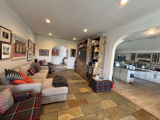 Photo - 6748 Henrys Rd