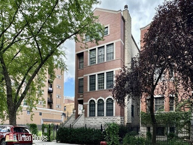 Building Photo - 934 W Leland Ave Unit J02W Rental