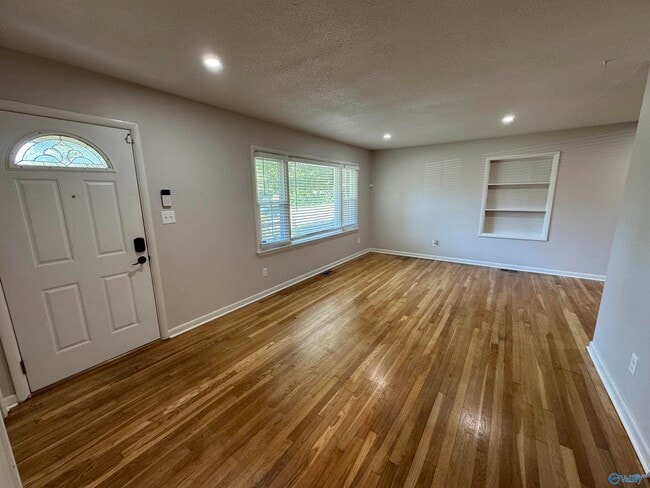 Photo - 918 Woodall Ln NW