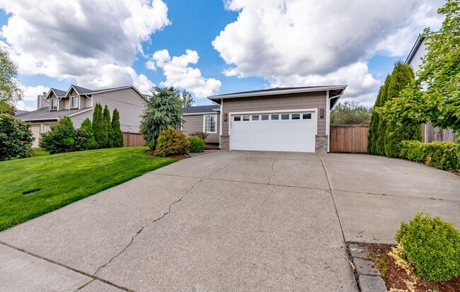 Photo - 4-Bedroom, 2-Bathroom Rambler with Beautiful Features and Mountain Views!
