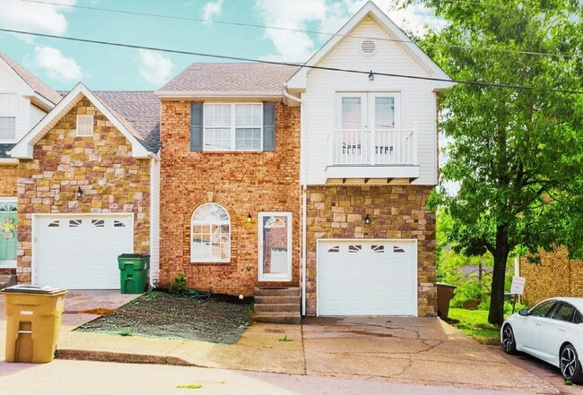 Building Photo - Renovated End-Unit Townhome with Spacious Primary Suite