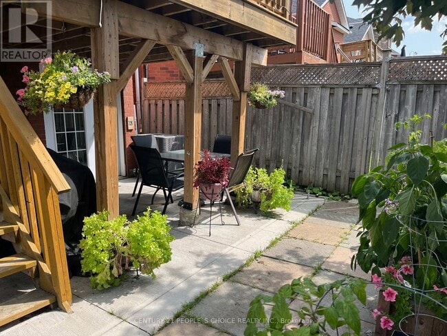 Photo - 383 Jay Crescent