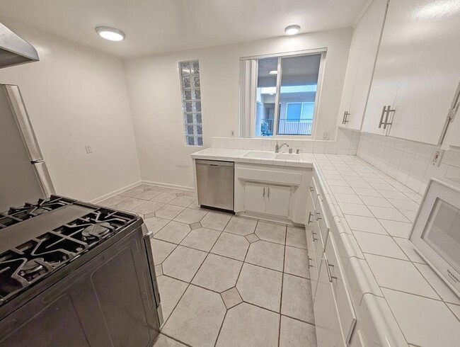 Photo - 833 S Plymouth Blvd Unit 5