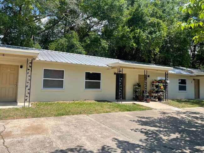 Building Photo - Available now. Upgraded studio! Unit 2
