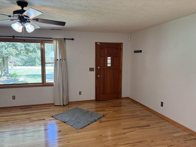 Photo - Great Family Home for Rent in Henderson Co... Unit Main House
