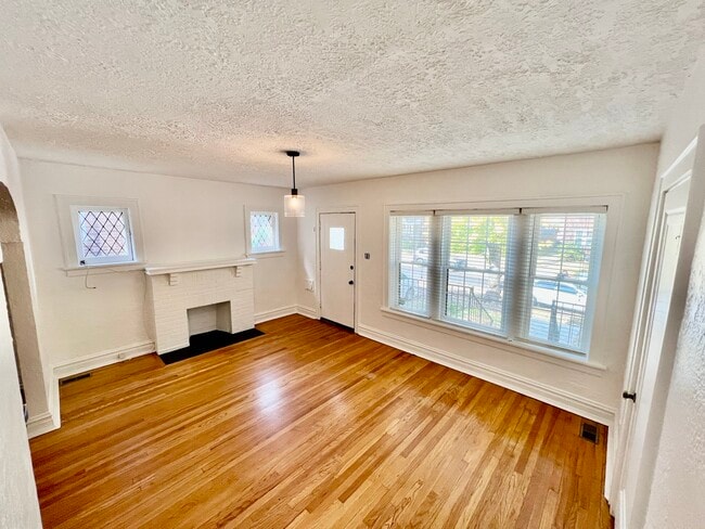 Sala familiar con chimenea decorativa - 7248 Amherst Ave