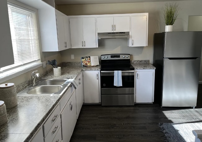 Building Photo - 1402-1404 East 14th St. Unit 1402